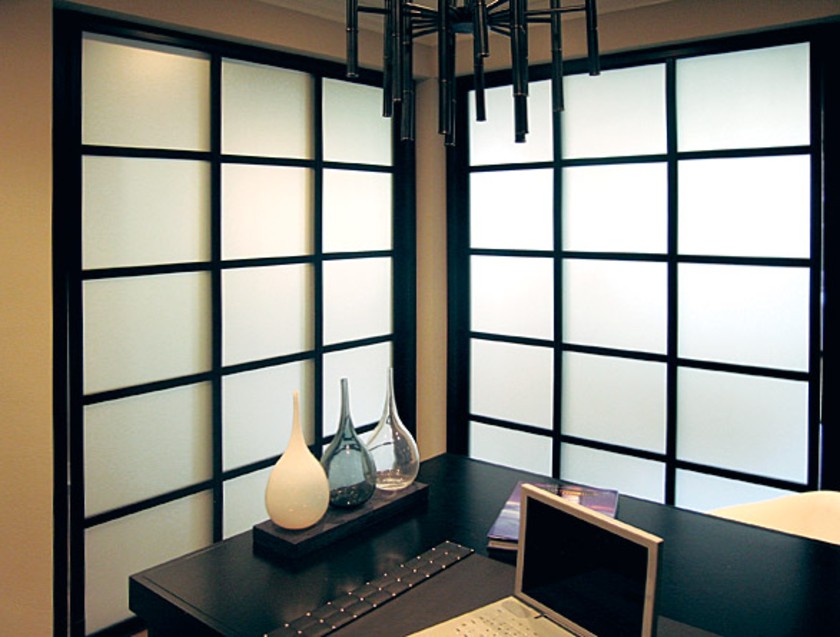 Угловая перегородка в японском стиле с матовым стеклом Омск