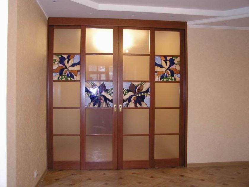 Перегородка с цветными стеклянными вставками Омск