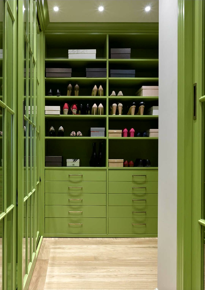 Г-образная гардеробная комната в зеленом цвете Омск