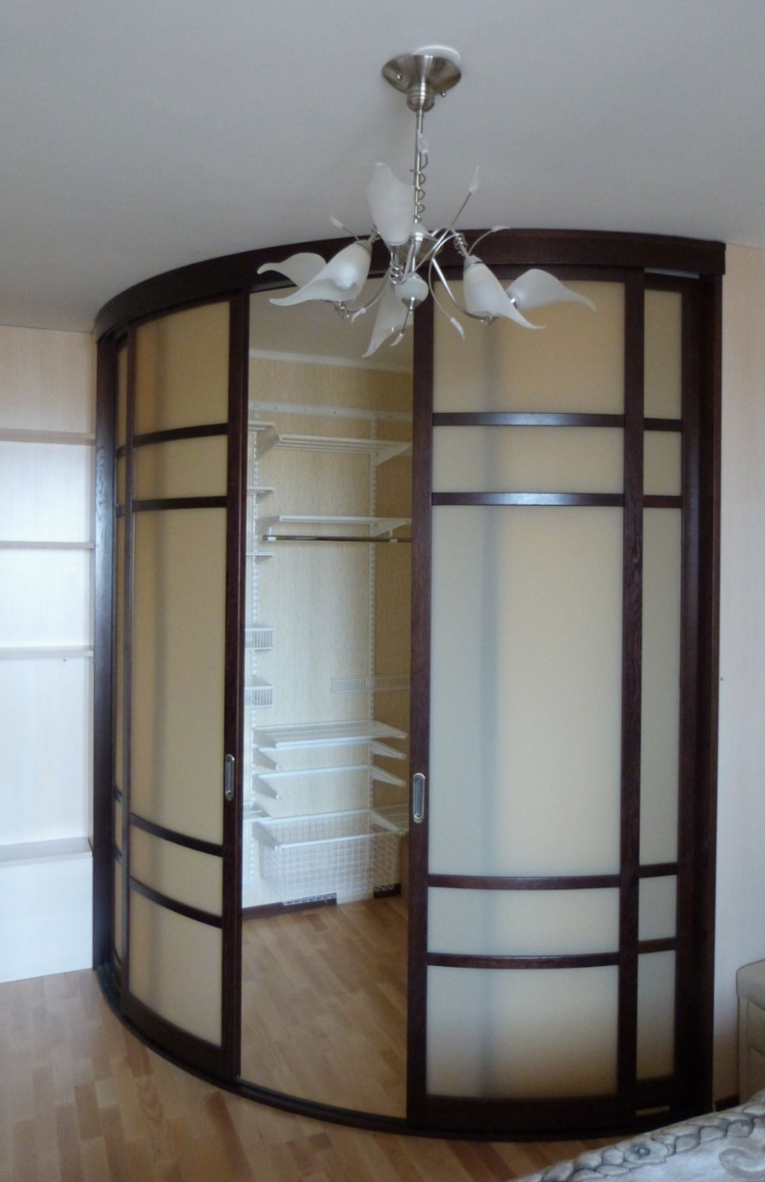 Радиусная полукруглая угловая гардеробная комната Омск