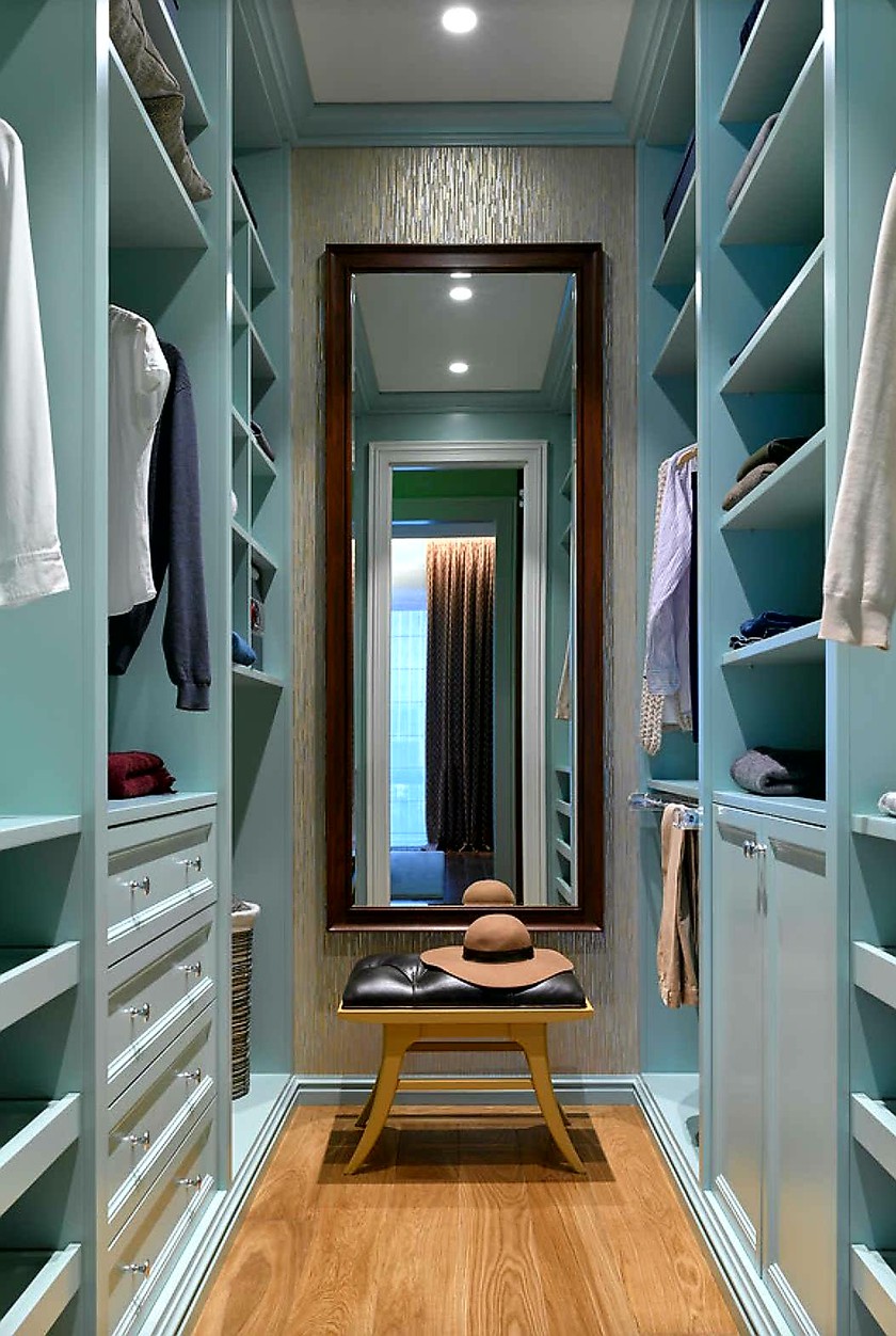 Параллельная гардеробная комната с большим зеркалом Омск