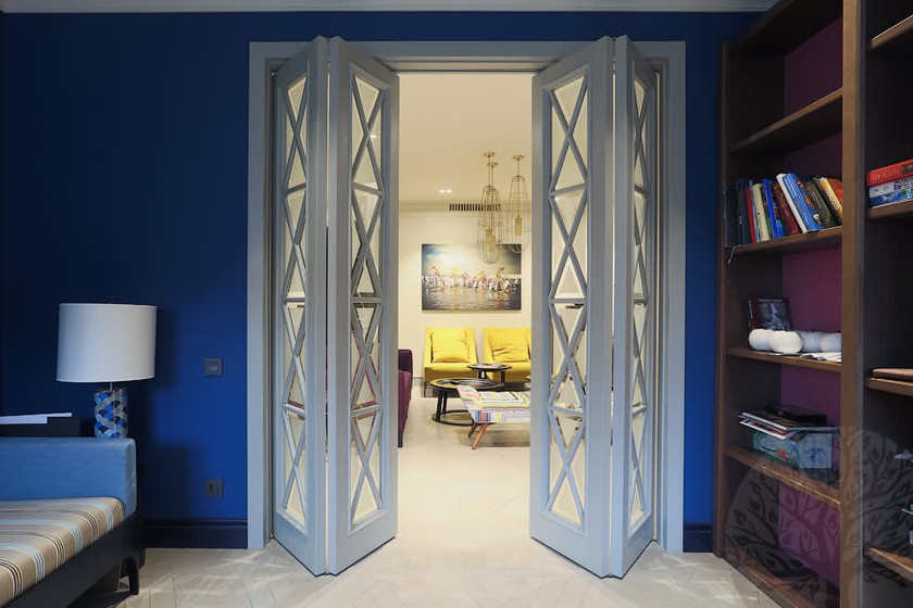 Двери гармошка  для гостиной со стеклами с разделителями Омск