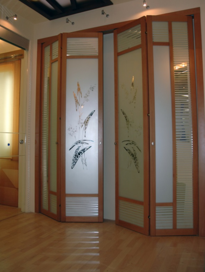 Широкие двери гармошка с матовым стеклом и рисунком Омск