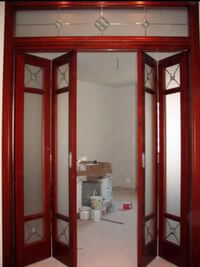 Дверь гармошка с декоративными стеклянными вставками Омск