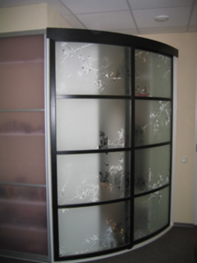 Шкаф купе радиусный с рисунком на стекле Омск