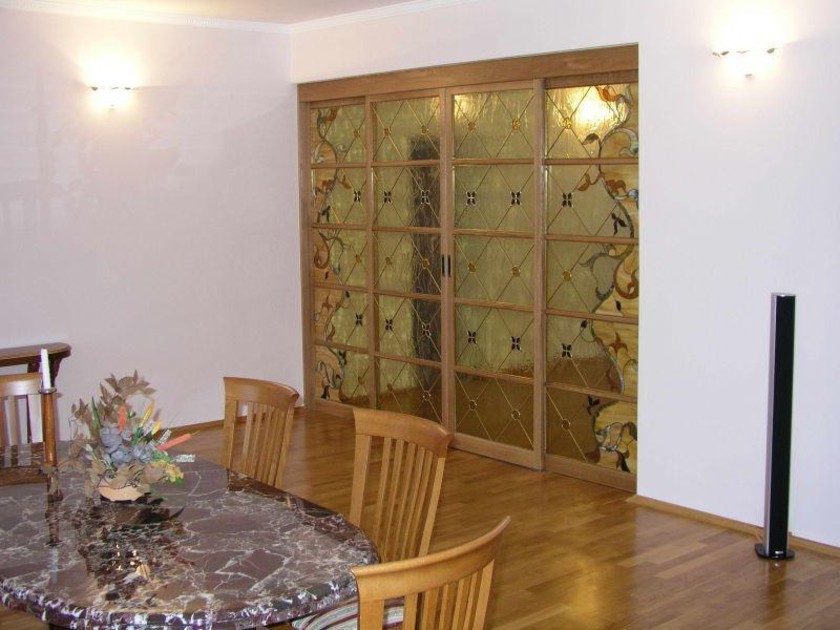 Перегородка для гостиной с цветным стеклом и декоративными вставками Омск